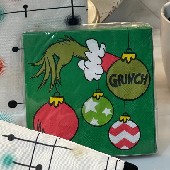 Retro Bundle: Pair of Oven Mitts + Grinch Holiday Napkins - Picture 4 of 11